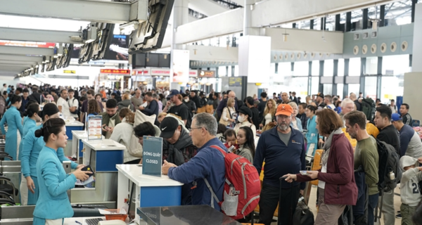 Hàng không bận rộn dịp Tết nhờ khách quốc tế tăng mạnh. Sân bay Nội Bài luôn chật cứng khách