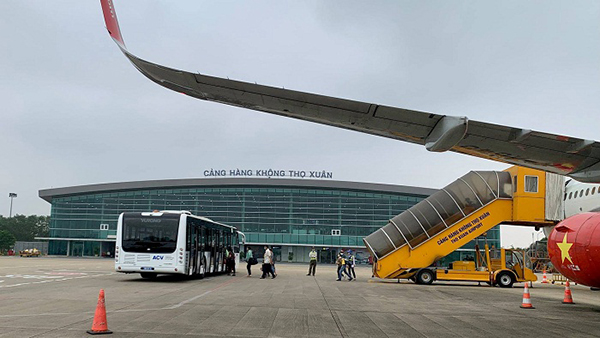 Hành khách làm thủ tục lên máy bay tại sân bay Thọ Xuân