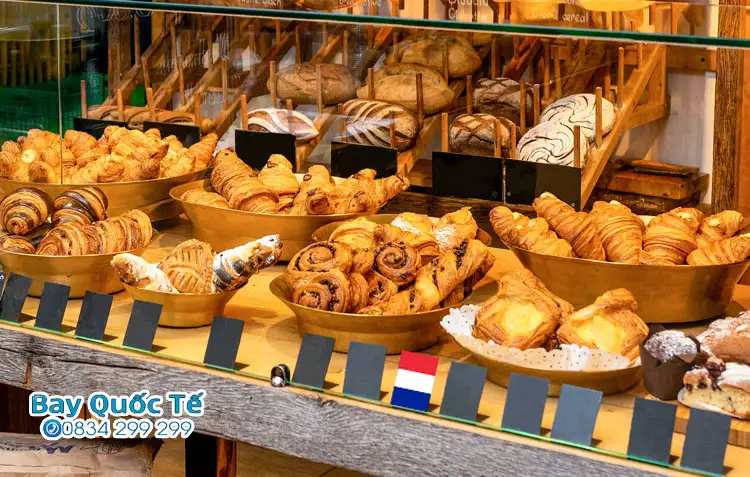 Bánh mỳ món ăn truyền thống hút khách đặt vé máy bay đi Pháp