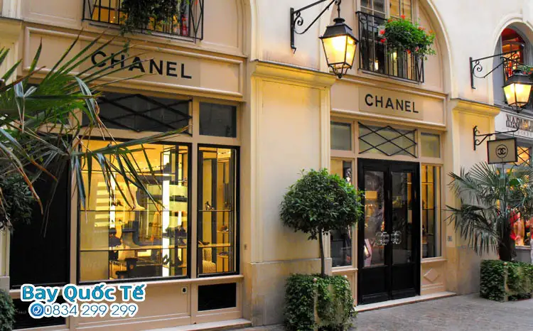 Chanel, Dior, LV và các cửa hàng mua sắm kéo rất nhiều khách đặt vé máy bay đi Pháp