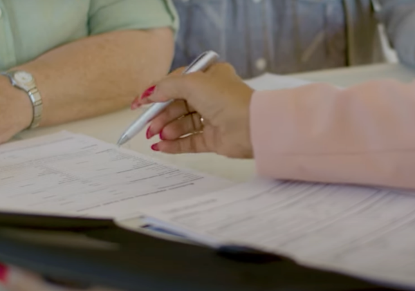 Nhân viên tại quầy sẽ hướng dẫn bạn điền mẫu đơn khai báo hành lý thất lạc