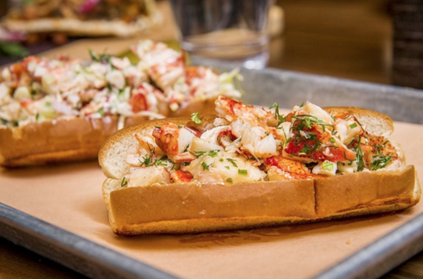 Đến Canada, bạn nhất định phải thưởng thức món lobster roll (bánh cuộn tôm hùm) trứ danh 